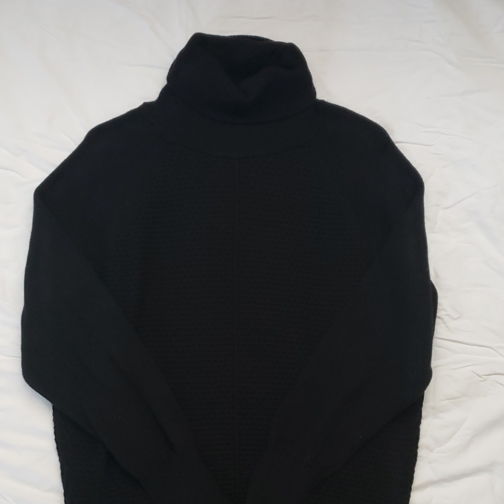 Black basic sweater turtleneck